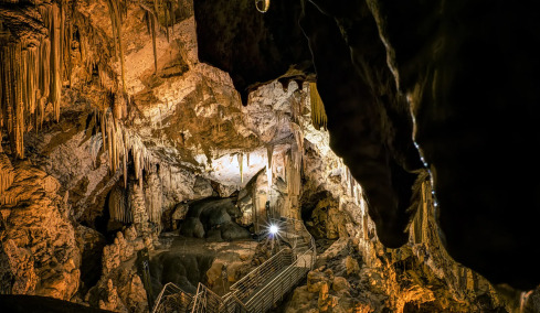 Σπήλαια Κυκλάδων: Η υπόγεια γοητεία του Αιγαίου
