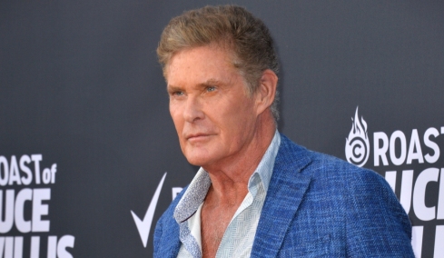 Ο Ντέιβιντ Χέισελχοφ εμφανίστηκε με πι σε έξοδο με τη σύζυγό του