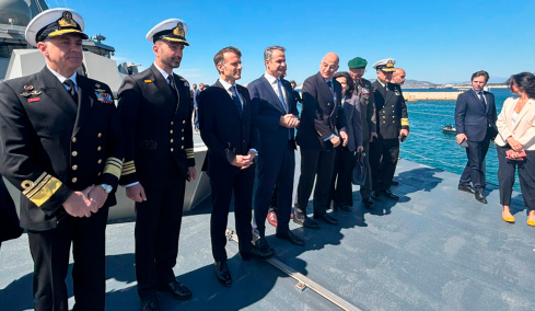 Μητσοτάκης και Μακρόν επιθεώρησαν τη φρεγάτα «Κίμων», δείτε εντυπωσιακές εικόνες και βίντεο