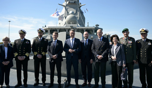 Μητσοτάκης και Μακρόν επιθεώρησαν τη φρεγάτα «Κίμων», δείτε εντυπωσιακές εικόνες και βίντεο