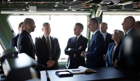 Μητσοτάκης και Μακρόν επιθεώρησαν τη φρεγάτα «Κίμων», δείτε εντυπωσιακές εικόνες και βίντεο