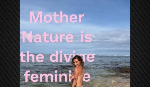 Η Kesha πόζαρε ολόγυμνη σε παραλία 