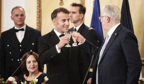 Όλα όσα έγιναν στο δείπνο για τον Μακρόν στο Προεδρικό: Το μενού, τα χαμόγελα και οι πολιτικές και επιχειρηματικές παρουσίες