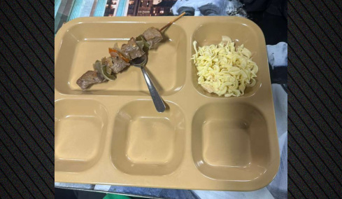 Ένα καλαμάκι, λίγα ζυμαρικά και άδειοι δίσκοι, σάλος με νέες φωτογραφίες από γεύματα Αμερικανών στο αεροπλανοφόρο Abraham Lincoln