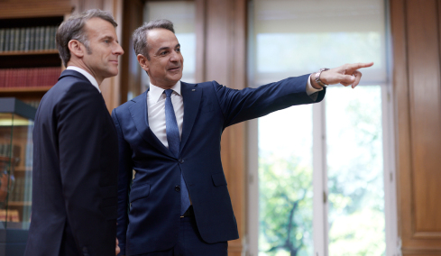 Αγγιξες τις καρδιές των Ελλήνων είπε ο Μητσοτάκης στον Μακρόν, μπορείτε να βασιστείτε πάνω μας απάντησε ο Γάλλος πρόεδρος, ο διάλογος στο Μαξίμου