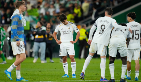 «Ντροπή, δείξτε λίγο... καρύδια!», έξαλλοι οπαδοί της Ρεάλ Μαδρίτης έκραξαν τους παίκτες έξω από το λεωφορείο μετά την ισοπαλία με τη Μπέτις