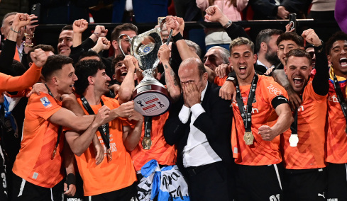 Ιστορική βραδιά για τον ΟΦΗ στον Βόλο: Η απονομή της κούπας και οι ξέφρενοι πανηγυρισμοί μετά τη νίκη επί του ΠΑΟΚ, βίντεο 