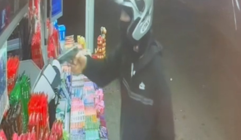 Ανήλικοι λήστευαν καταστήματα στα Νότια Προάστια με όπλα και χαντζάρες και άδειαζαν τα ταμεία, δείτε βίντεο