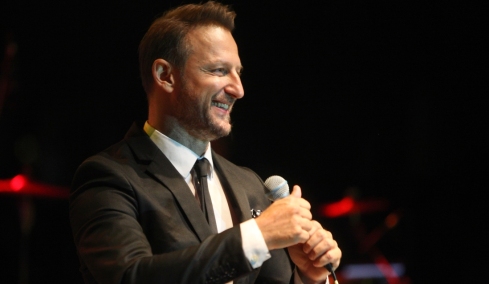 Επιστροφή στην αθηναϊκή νύχτα για τον Κώστα Καραφώτη