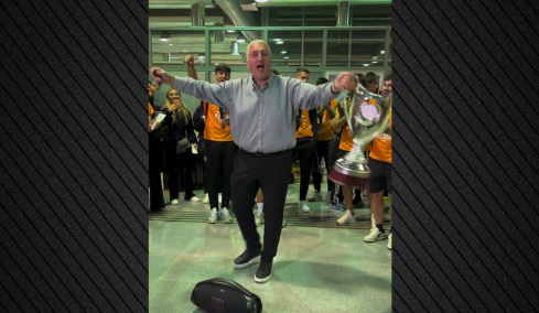 Ο ιδιοκτήτης του ΟΦΗ γιόρτασε με Καρρά και ζεϊμπέκικο την κατάκτηση του Κυπέλλου Ελλάδας, δείτε βίντεο