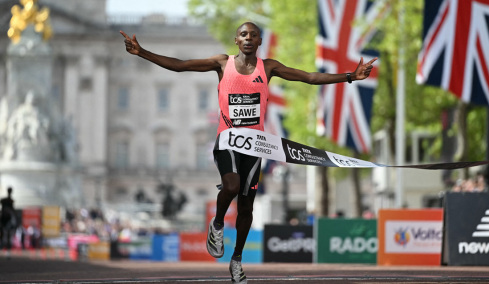Ιστορικό ρεκόρ στον Μαραθώνιο του Λονδίνου: Ο Κενυάτης Σάουε έσπασε το «φράγμα» των δύο ωρών