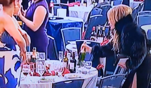 Γυναίκα άρπαζε μπουκάλια κρασιού μετά τους πυροβολισμούς στο δείπνο των ανταποκριτών του Λευκού Οίκου, δείτε βίντεο
