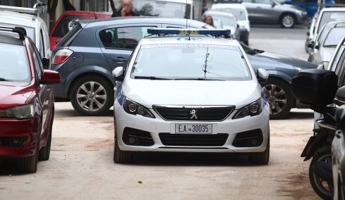 «Όταν έπεσα κάτω άρχισε να με κλωτσάει»: Τον εφιάλτη που έζησε στα χέρια του 50χρονου στο Παγκράτι περιγράφει η οδηγός που της έσπασε το πόδι