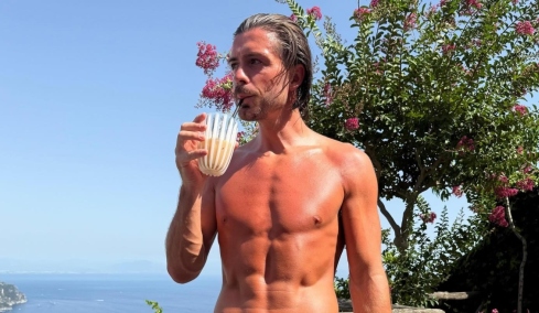 Σε άθλια κατάσταση ο Τζακ Γκρίλις: Πιάστηκε να κοιμάται σε μπαρ μεθυσμένος μετά από πάρτι με τους φίλους του, δείτε φωτογραφίες