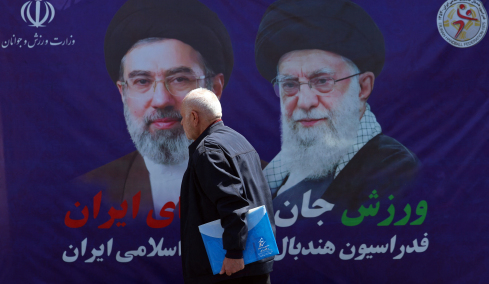 Ο άφαντος Αγιατολάχ και οι Φρουροί της Επανάστασης που κυβερνούν το Ιράν - Ασφυξία για όλους στα Στενά του Ορμούζ