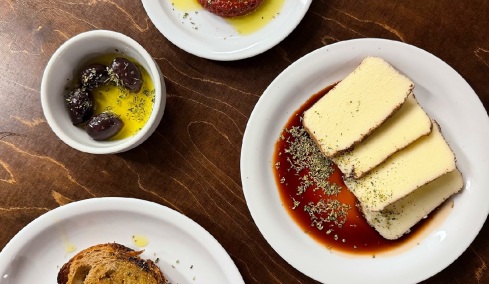 Φλάρος: Ένα νεο-καφενείο στο Παγκράτι με έντονη καπνιστή γεύση και έμφαση στα τυριά