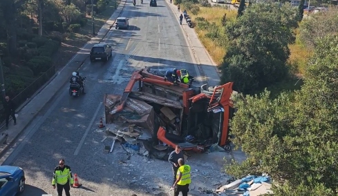 Φορτωμένο με μπάζα ήταν το φορτηγό που ανετράπη στην Βουλιαγμένης, δείτε βίντεο