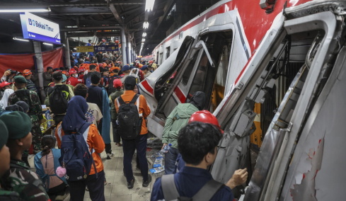 Σιδηροδρομική τραγωδία στην Ινδονησία: Τουλάχιστον 14 νεκροί και 81 τραυματίες, αγωνία για τους εγκλωβισμένους