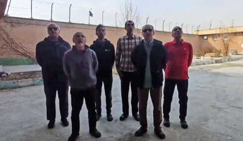 Συγκλονιστικό βίντεο: Αντιφρονούντες σε φυλακή του Ιράν λένε τραγούδι αντίστασης λίγο πριν εκτελεστούν