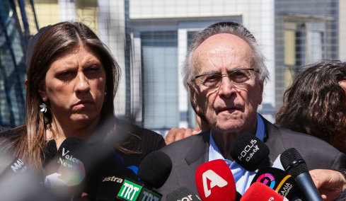 Νίκος Κωνσταντόπουλος και Ζωή ενοχλήθηκαν από τη μηχανή αστυνομικού οχήματος - Δείτε βίντεο με τις αντιδράσεις τους