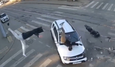 Σοκαριστικό τροχαίο δυστύχημα στη Ρωσία: Νεκρός 23χρονος οδηγός μοτοσικλέτας που συγκρούστηκε με αυτοκίνητο, δείτε βίντεο