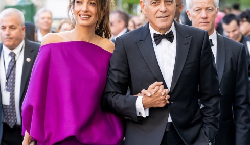 Αμάλ Κλούνεϊ: Συνδύασε το φούξια με το ιδανικό χρώμα για επίσημες εμφανίσεις