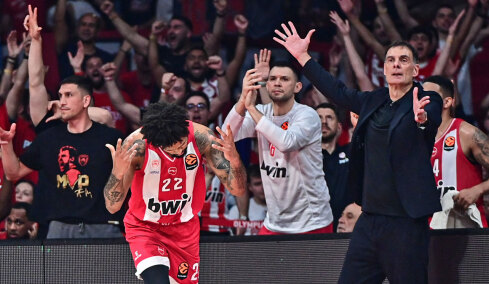 Ολυμπιακός - Μονακό 82-61 (Δ΄ περίοδος): Φορτσάρουν για το 1-0 οι ερυθρόλευκοι, live ο αγώνας των playoffs 