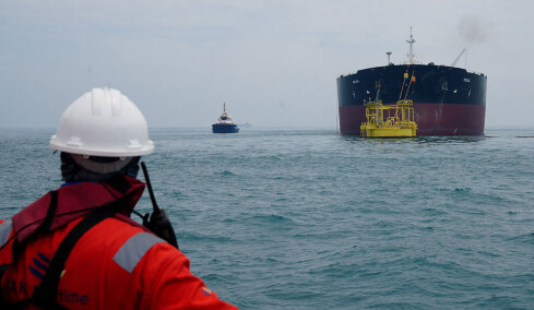 Πετρέλαιο: Το Brent εκτινάχθηκε πάνω από τα 111 δολάρια με φόντο τα Στενά του Ορμούζ και το ρήγμα στον ΟΠΕΚ