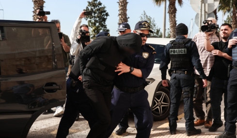 Με κουκούλα και αλεξίσφαιρο στον ανακριτή ο 20χρονος που σκότωσε τον 27χρονο στον Άγιο Δημήτριο, τι θα υποστηρίξει για την αλλαγή ρούχων και το κρυμμένο μαχαίρι