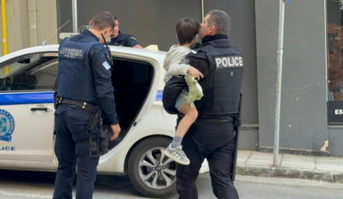 Συνελήφθη η μητέρα του 5χρονου που πετούσε αντικείμενα σε κεντρικό δρόμο στη Θεσσαλονίκη, από το μπαλκόνι 6ου ορόφου