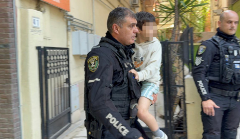 Παιδί 5 ετών μόνο του σε μπαλκόνι 6ου ορόφου πολυκατοικίας, πετούσε αντικείμενα σε κεντρικό δρόμο στη Θεσσαλονίκη - Δείτε βίντεο και φωτογραφίες
