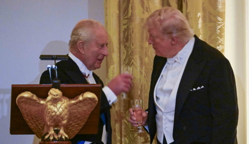 Βασιλιάς Κάρολος προς Τραμπ: «Χωρίς τους Βρετανούς, θα μιλούσατε γαλλικά»