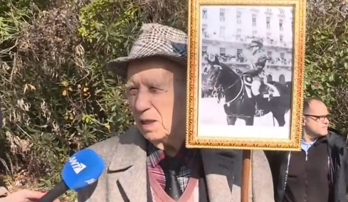 Όταν ο 89χρονος είχε πάει στην κηδεία του τέως βασιλιά Κωνσταντίνου και είχε μιλήσει στις κάμερες, δείτε βίντεο