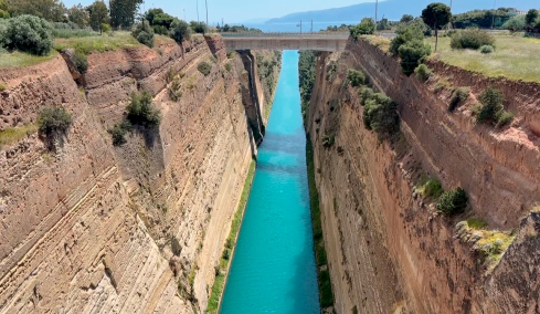 Οι αυτοκτονίες στον Ισθμό της Κορίνθου: Η γυναίκα με το μωρό, ο άνδρας που μετάνιωσε - Όσα έχει δει ο περιπτεράς της γέφυρας