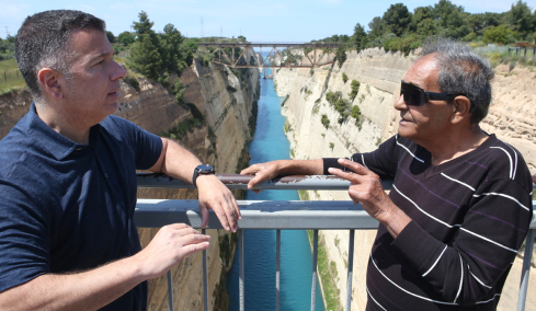 Οι αυτοκτονίες στον Ισθμό της Κορίνθου: Η γυναίκα με το μωρό, ο άνδρας που μετάνιωσε - Όσα έχει δει ο περιπτεράς της γέφυρας