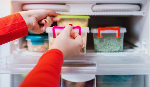 Ειδικοί συνιστούν να βάλεις ένα νόμισμα στην κατάψυξη: Το κόλπο που ακούγεται γελοίο, αλλά είναι πολύ χρήσιμο