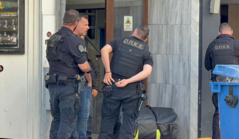 Άνδρες της ΟΠΚΕ μπαίνουν στην πολυκατοικία του 20χρονου που έχει ταμπουρωθεί και πετάει αντικείμενα από το μπαλκόνι του στη Θεσσαλονίκη, δείτε βίντεο