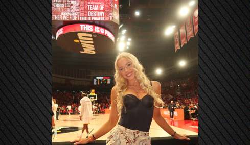 Η μαζορέτα που κέρδισε την καρδιά του Μπλόσομγκεϊμ και τράβηξε τα βλέμματα στο ΣΕΦ - Δείτε βίντεο και φωτογραφίες