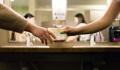 Μιανμάρ: Το καθεστώς απαγορεύει τα προϊόντα περιόδου, ισχυριζόμενο ότι χρησιμοποιούνται από αντάρτες για πρώτες βοήθειες
