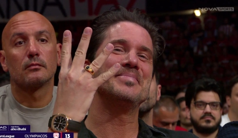 Νίκος Οικονομόπουλος: Στήριξε τον Ολυμπιακό στο ΣΕΦ χθες βράδυ και έδωσε σύνθημα για το 4ο Ευρωπαϊκό 