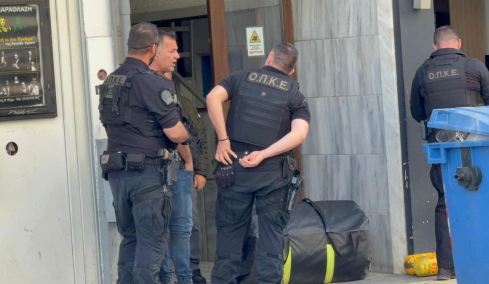 Άνδρες της ΟΠΚΕ μπαίνουν στην πολυκατοικία του 20χρονου που έχει ταμπουρωθεί και πετάει αντικείμενα από το μπαλκόνι του στη Θεσσαλονίκη, δείτε βίντεο