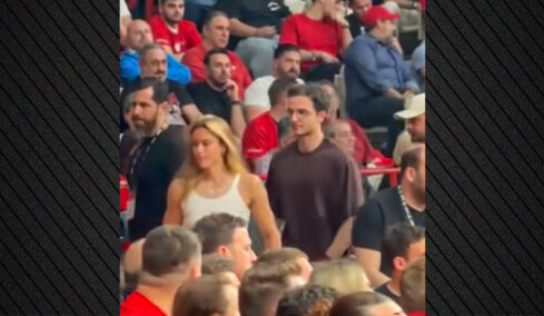 Κωνσταντίνος Μητσοτάκης και Μαρία Σάκκαρη στις εξέδρες του ΣΕΦ για το Ολυμπιακός - Μονακό, δείτε βίντεο 