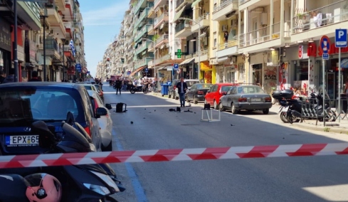 Συναγερμός στη Θεσσαλονίκη: 20χρονος πετά αντικείμενα από το μπαλκόνι του και ζητά να μιλήσει με ψυχολόγο, δείτε βίντεο