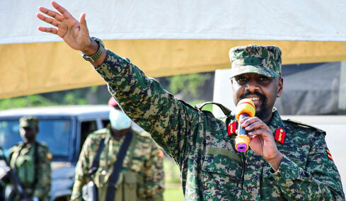 Ο αρχηγός του στρατού της Ουγκάντα έκανε τεστ DNA: «Είμαι κατά 14% Έλληνας, πάντα ήξερα ότι είχα συγγένεια με τον... Μέγα Αλέξανδρο»