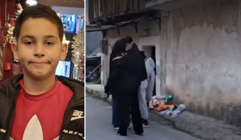 Σπαραγμός στην Ηλεία για τον 13χρονο Κωνσταντίνο, συμμαθητές του άφησαν λουλούδια στο σημείο που σκοτώθηκε με το πατίνι