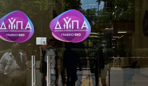 Χαμός στη ΔΥΠΑ Βέροιας: Ζευγάρι τα έκανε γυαλιά-καρφιά επειδή δεν πληρώθηκε και φώναζε «καλά έκανε ο 89χρονος στον ΕΦΚΑ»
