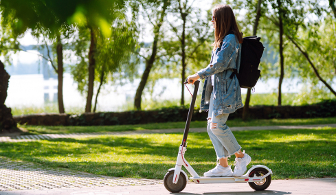 Χάος με τα ηλεκτρικά πατίνια στους δρόμους: Γεμίζουν τα επείγοντα με ανήλικους, τι ισχύει στην Ελλάδα και σε άλλες ευρωπαϊκές χώρες