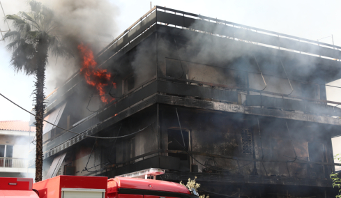 «Ακούστηκαν εκρήξεις, η φωτιά έγινε ανεξέλεγκτη»: Μαρτυρίες για τη μεγάλη πυρκαγιά στο Ίλιον που κατέκαψε μαγαζί και διαμερίσματα