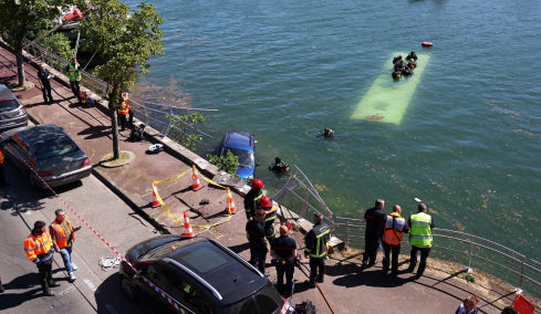 Λεωφορείο με 4 επιβάτες έπεσε στον Σηκουάνα, στο τιμόνι βρισκόταν εκπαιδευόμενος οδηγός, δείτε βίντεο
