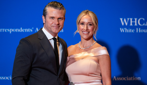 Καβγάς για το φόρεμα της συζύγου του Χέγκσεθ στο δείπνο των ανταποκριτών του Λευκού Οίκου: «Είναι από το Temu» την κατηγορούν